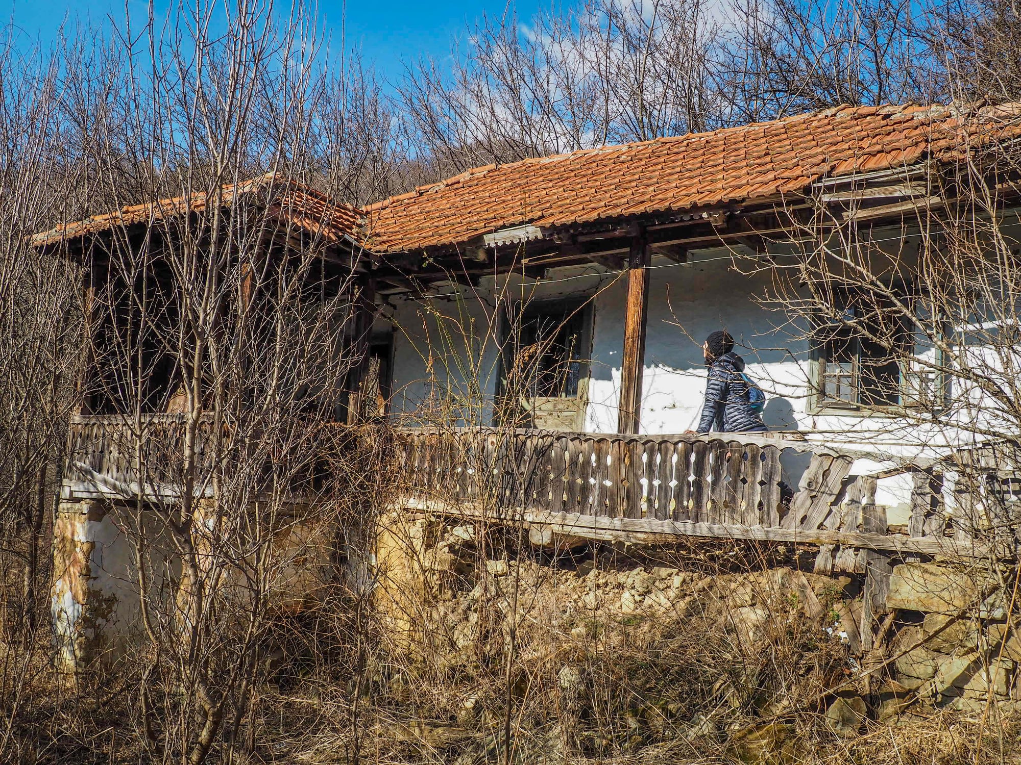 Cătunul din pădurile Colților, la trei ani după ce a fost părăsit de ultimul viețuitor