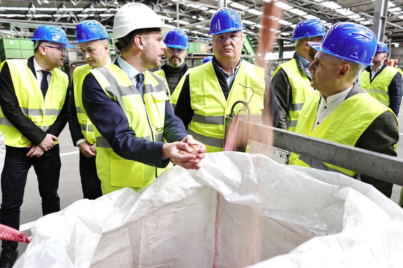 Premierul Nicolae Ciucă, în vizită la grupul integrat de reciclare Green Group