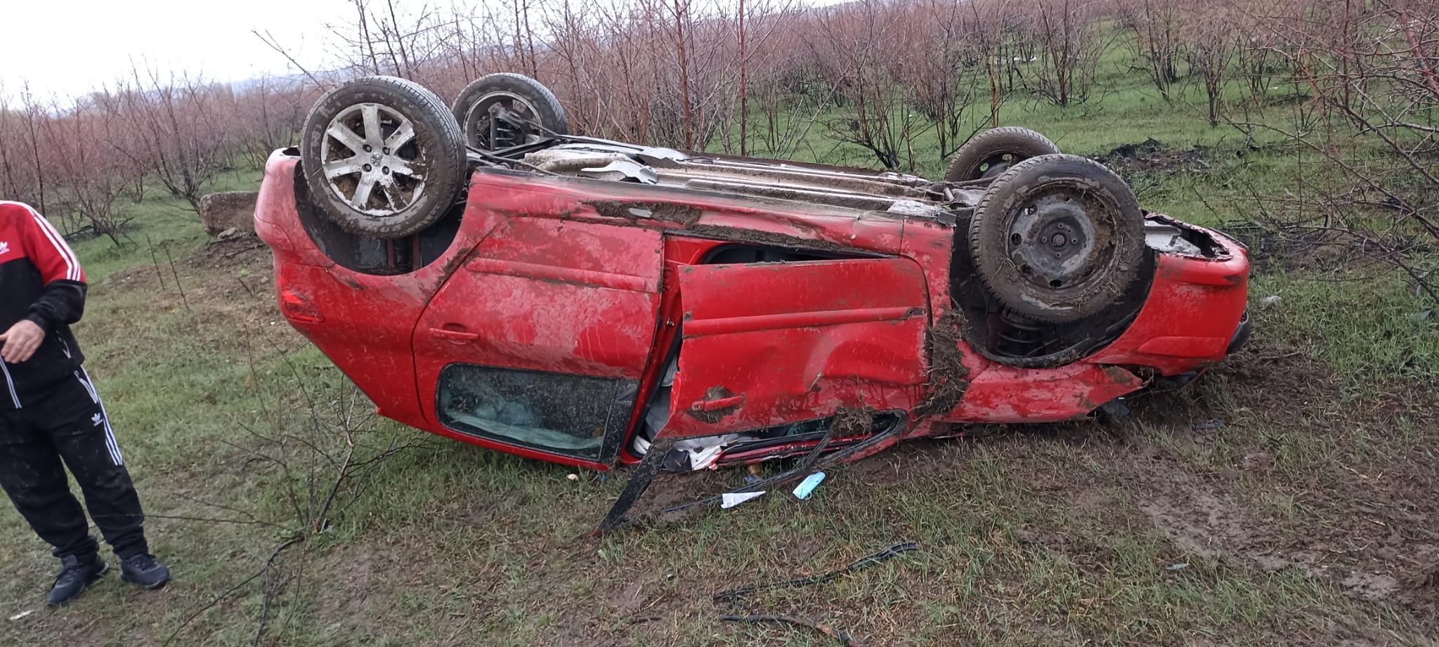 Șofer începător, rănit după ce a derapat și s-a răsturnat cu mașina pe centura Buzăului