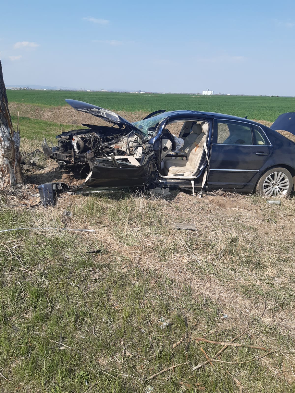 Doi tineri au fost răniți într-un accident produs lângă municipiul Buzău. Au intrat cu mașina într-un pom