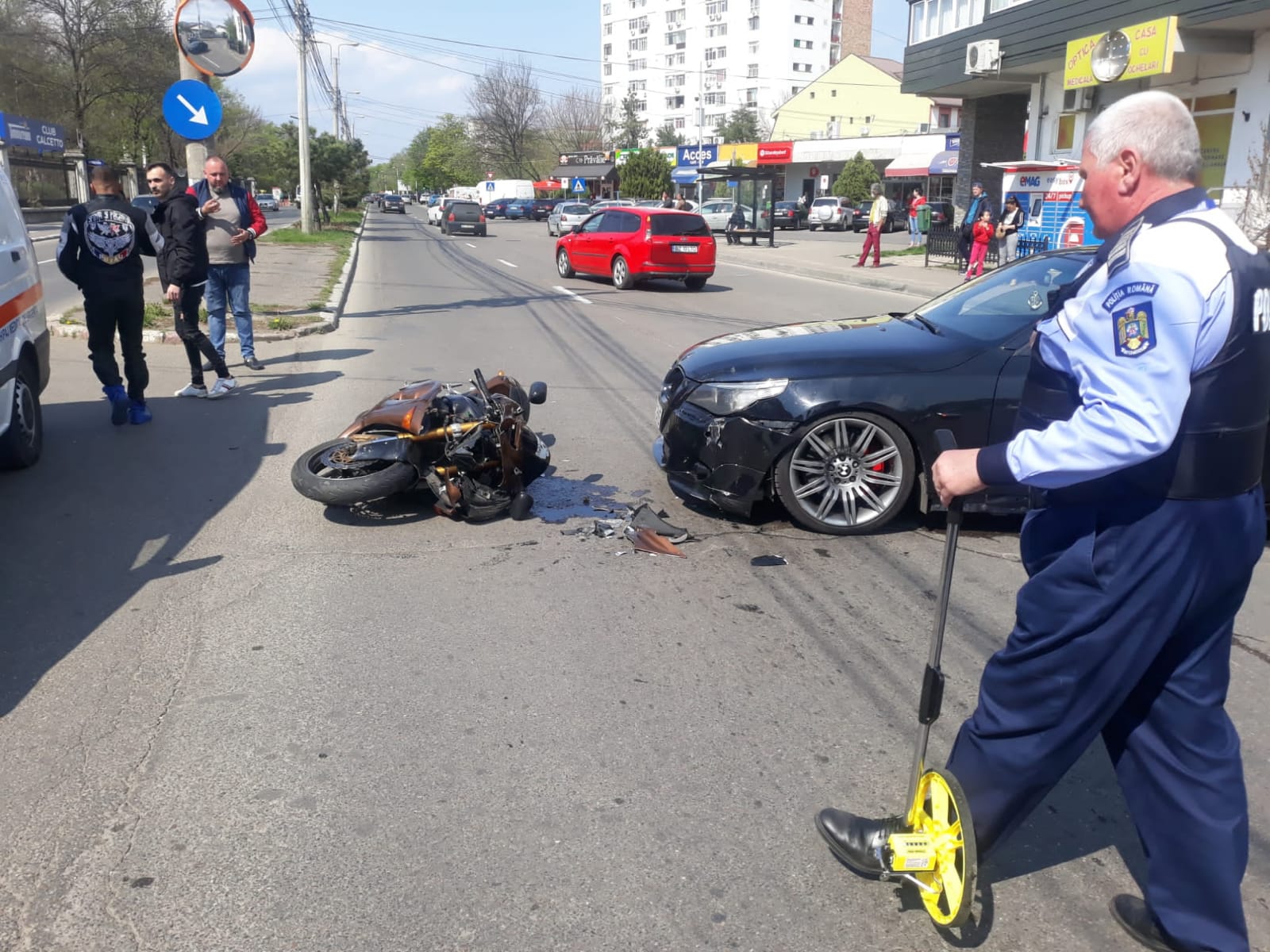 Doi tineri au fost răniți într-un accident produs lângă municipiul Buzău. Au intrat cu mașina într-un pom