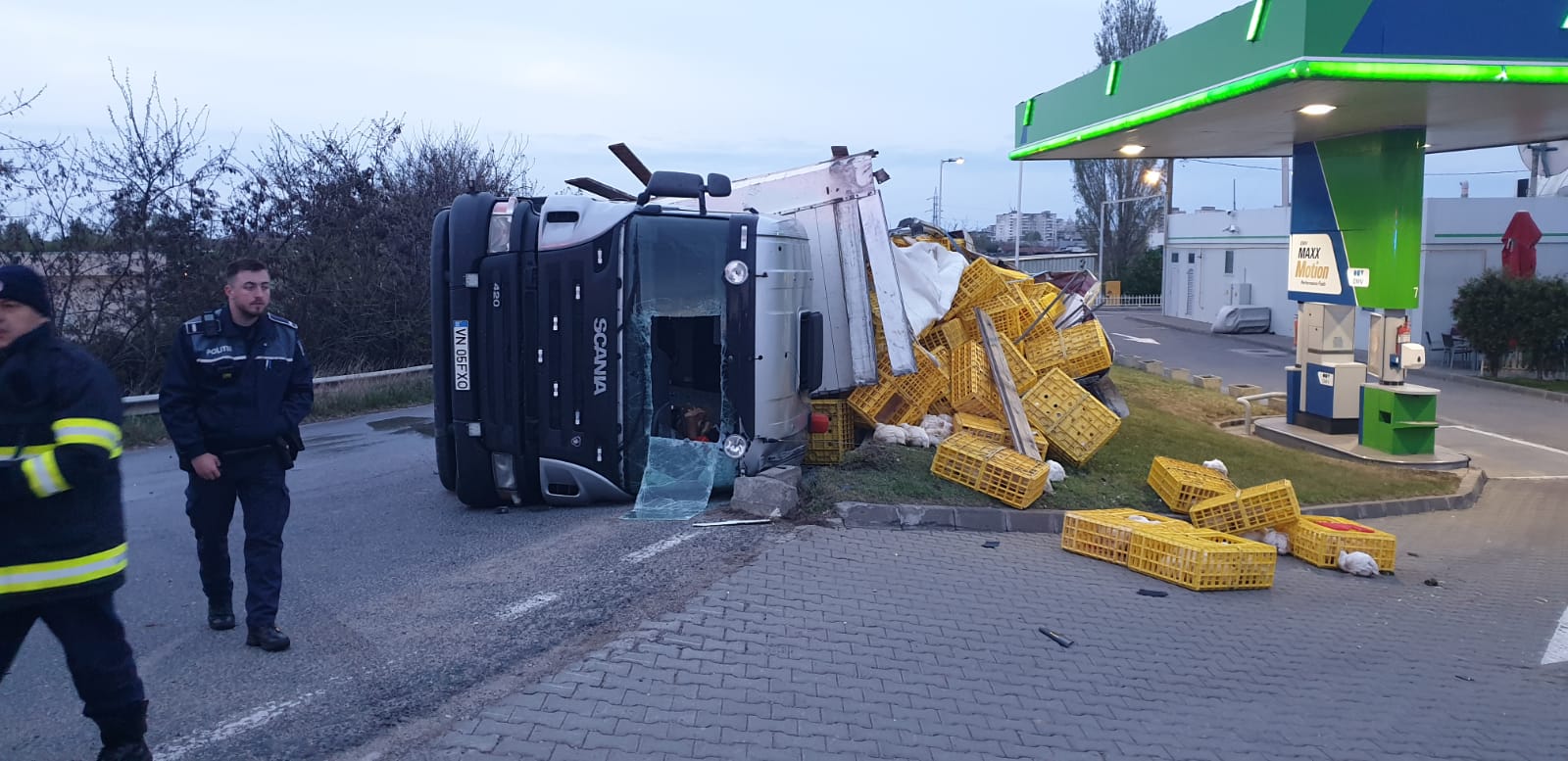 Camion încărcat cu pui, răsturnat la urcare pe podul Mărăcineni