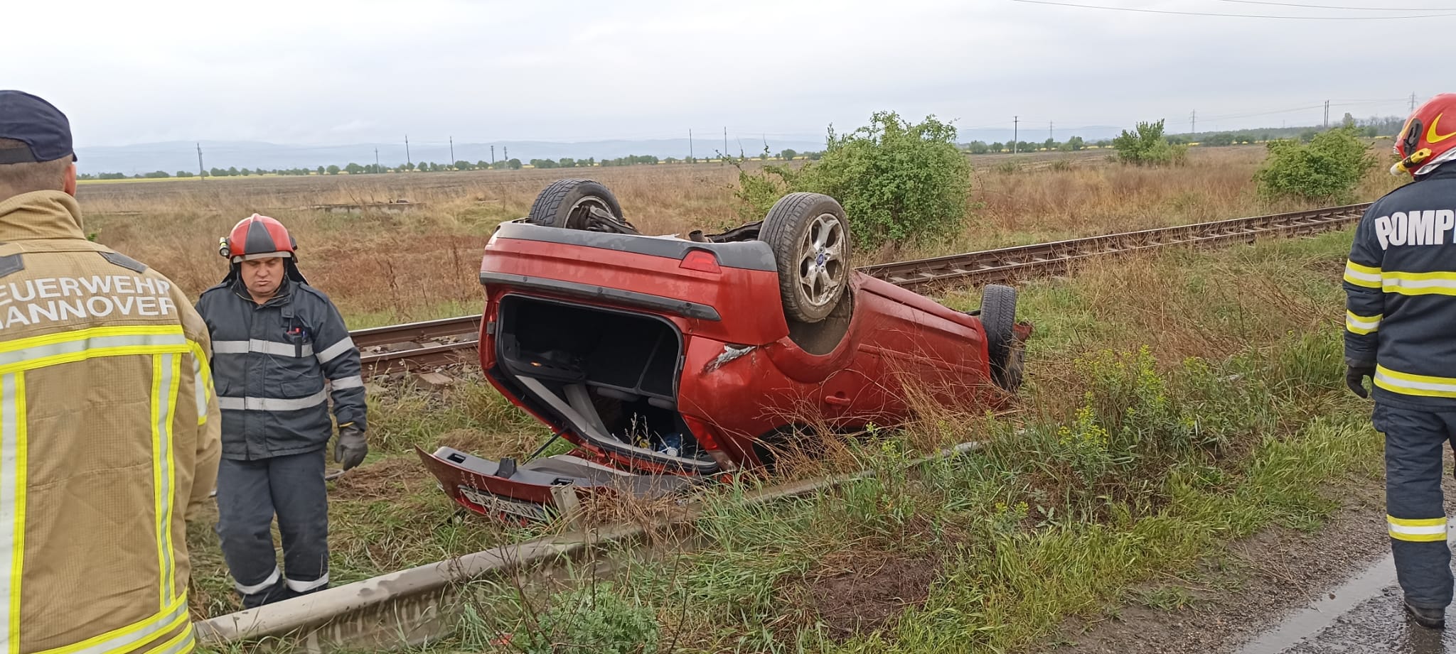 Autoturism răsturnat pe șoseaua de centură a Buzăului, lângă linia de cale ferată