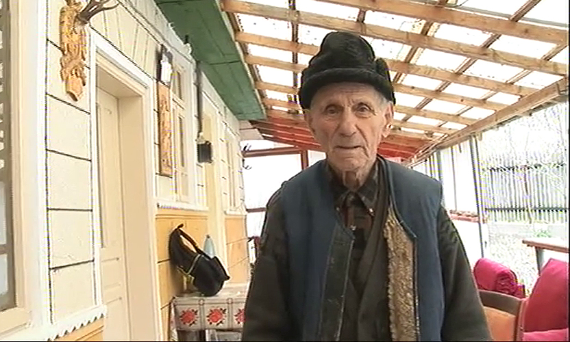 VIDEO Viața la 100 de ani. Merge la cumpărături și la vânătoare, are grijă de gospodărie și face haz de bătrânețe