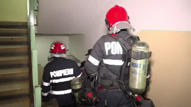 Explozie într-un bloc din Buzău, în zorii zilei. O persoană a fost rănită