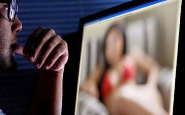 Femeie din Buzău, forțată de fostul iubit să continue relația prin șantajarea cu imagini în ipostaze intime