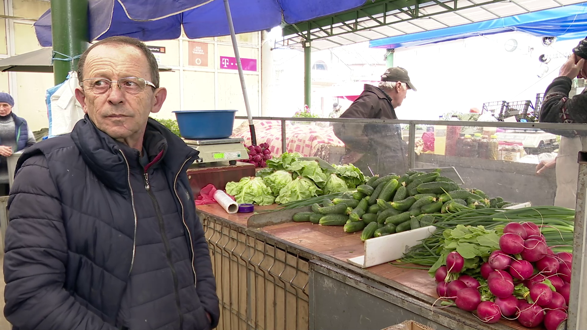 Cât costă primii castraveți românești ajunși în piețe. Sunt produși în solarii de lângă Buzău