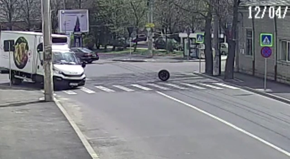 VIDEO Un șofer ghinionist a rămas fără o roată, într-o intersecție din Buzău