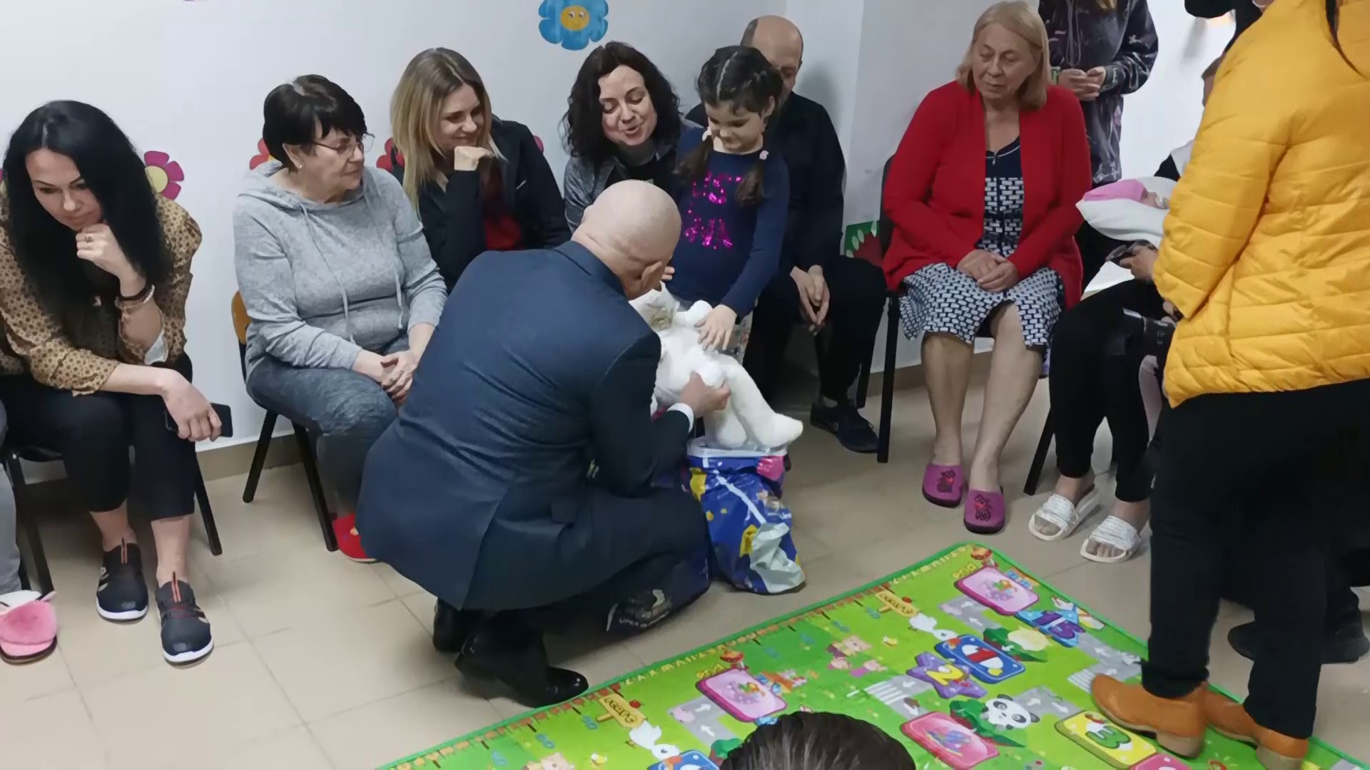 VIDEO Cadouri de Paște pentru refugiații găzduiți într-un hotel din Buzău