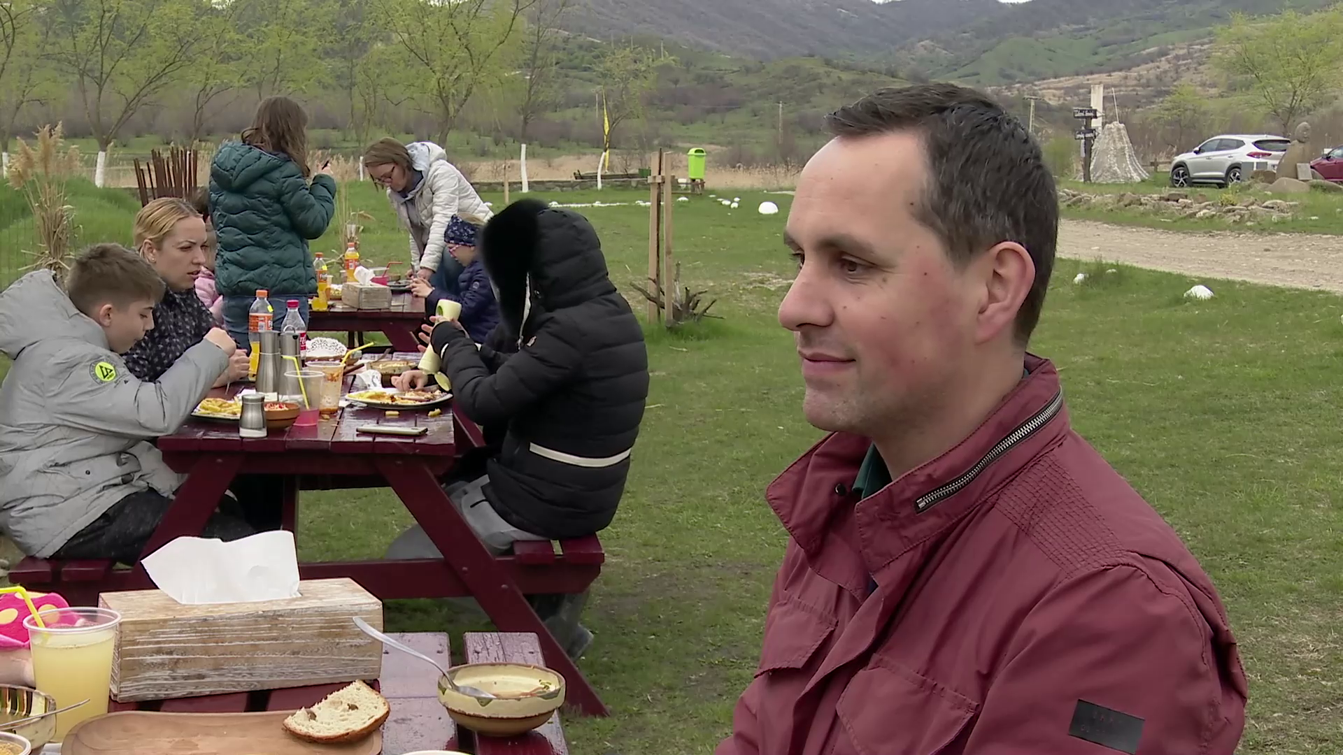 VIDEO Turist francez, impresionat de mâncarea românească: ”Gătiți bine carnea de miel, copt sau la grătar”