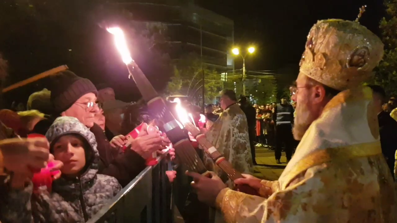 VIDEO Buzoienii au venit în număr mare la slujba de Înviere de la Catedrala Arhiepiscopală