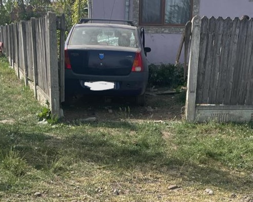 Accident provocat de un șofer beat. S-a oprit cu mașina în zidul unei case