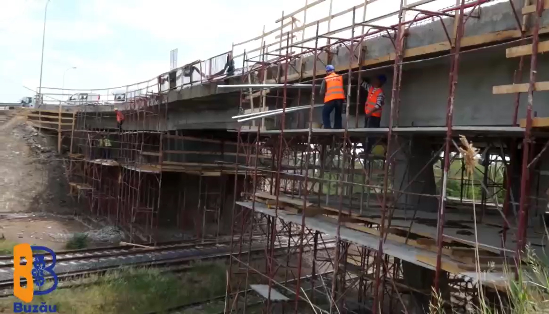 VIDEO Traficul de coșmar din Buzău, rezolvat cu o rășină epoxidrică