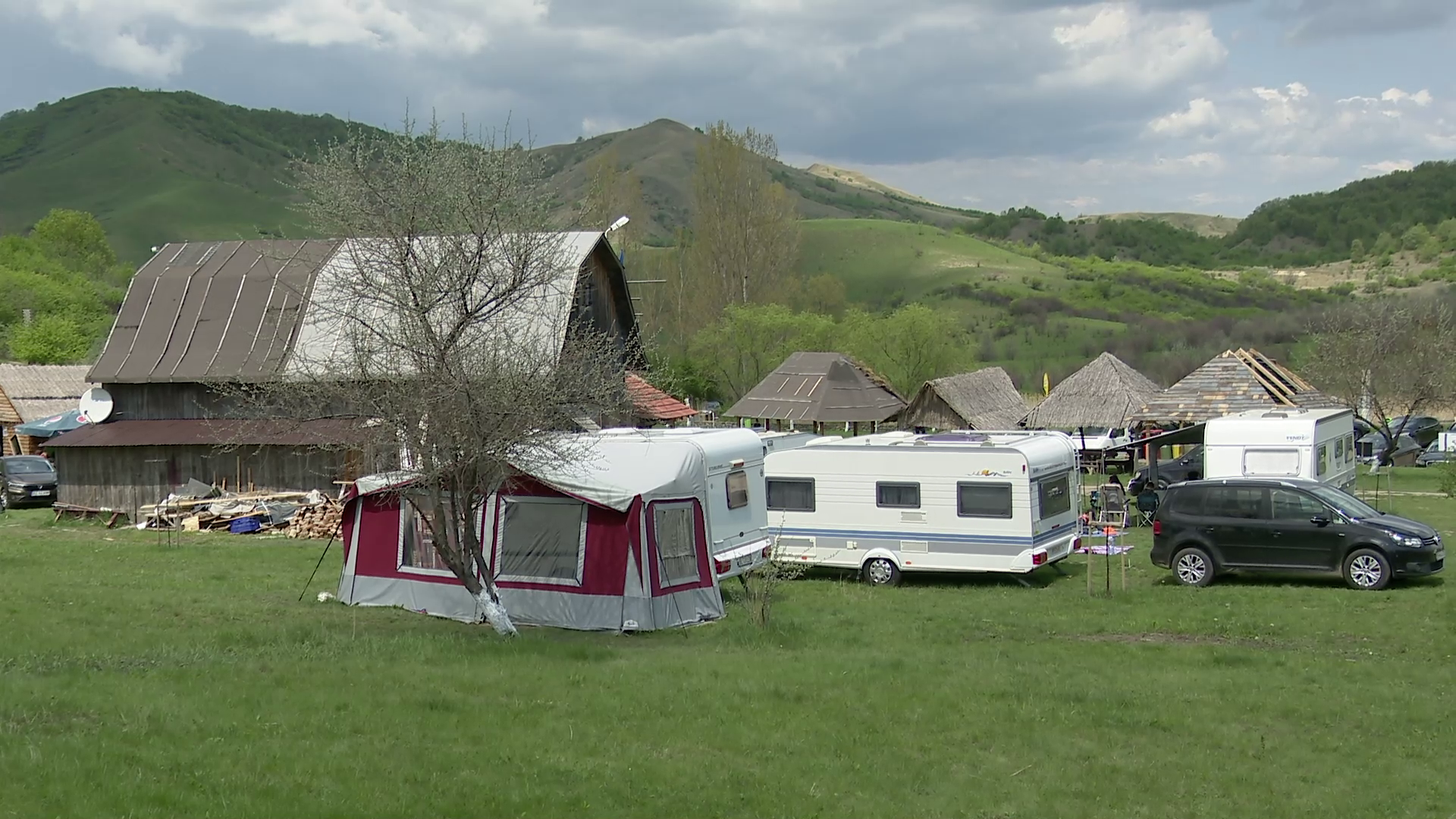 Zeci de familii s-au relaxat de 1 mai în campingul de rulote de la Vulcanii Noroioși