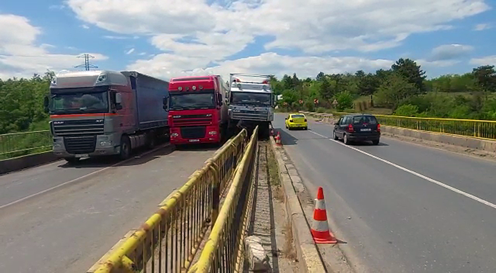 VIDEO Un TIR scăpat de sub control a ajuns pe balustrada unui pod, între cele două sensuri ale drumului european E85