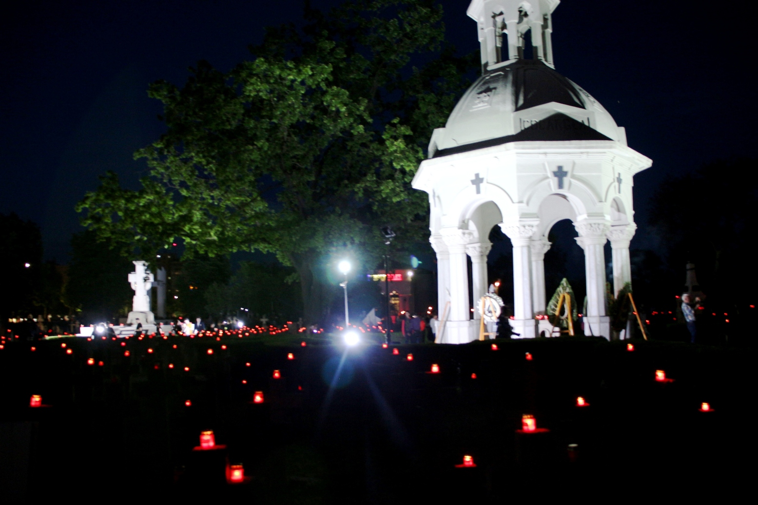 FOTO Cimitirul Eroilor din Buzău, luminat de sute de candele aprinse de copii
