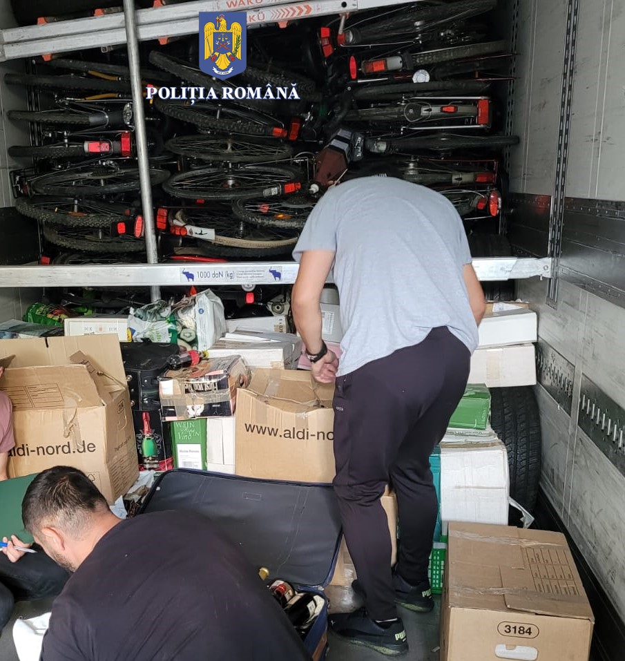 VIDEO Puști cu aer comprimat, printre marfurile de contrabandă aduse cu TIR-ul din Germania