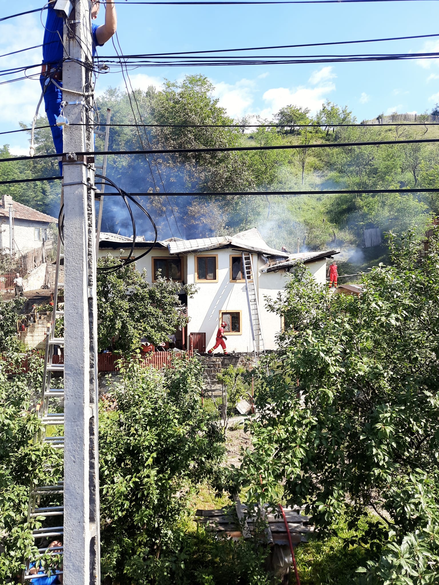 VIDEO Gospodărie din comuna buzoiană Lopătari, distrusă de un incendiu