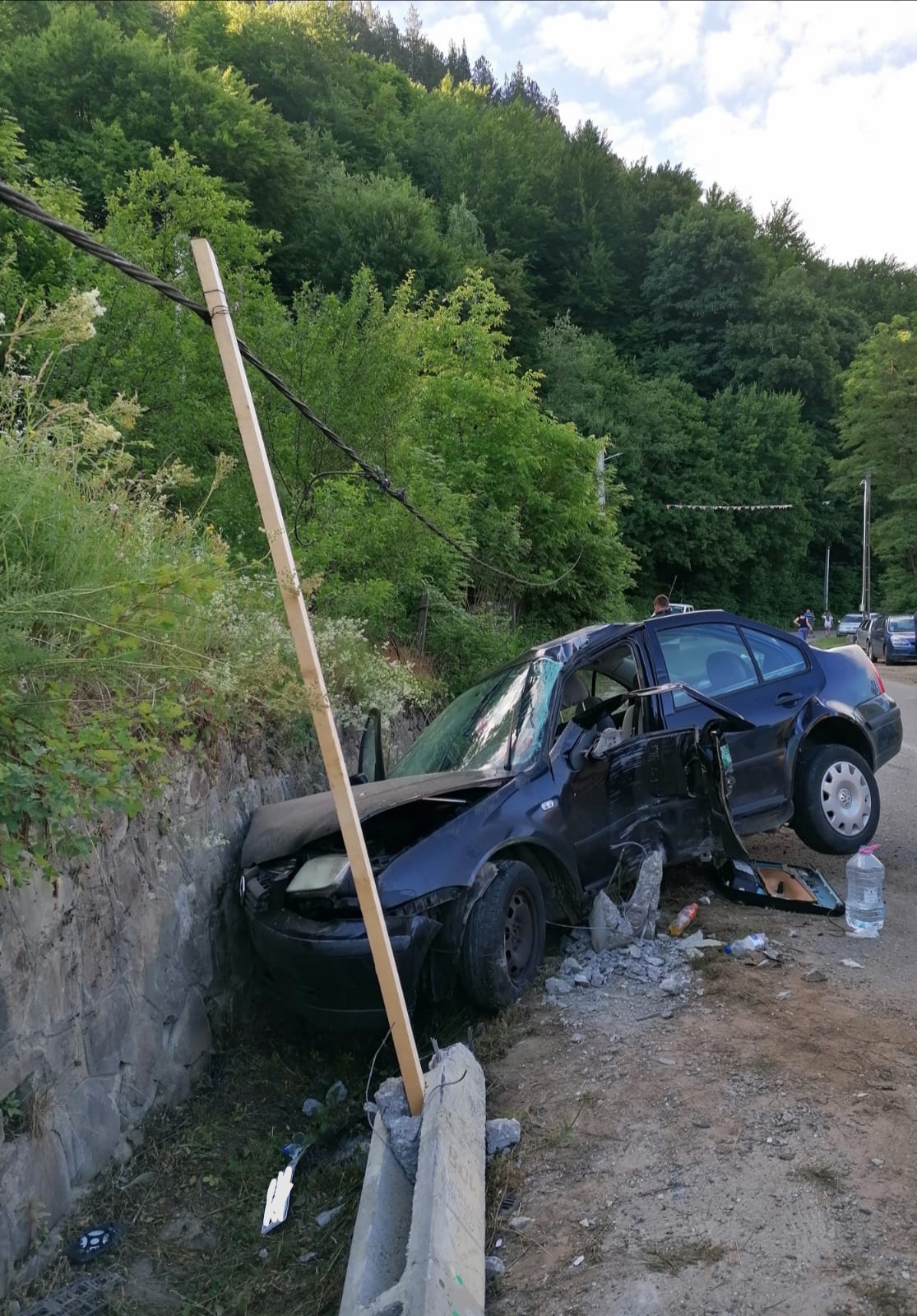 O tânără a ajuns la spital după ce a doborât cu mașina un stâlp de electricitate