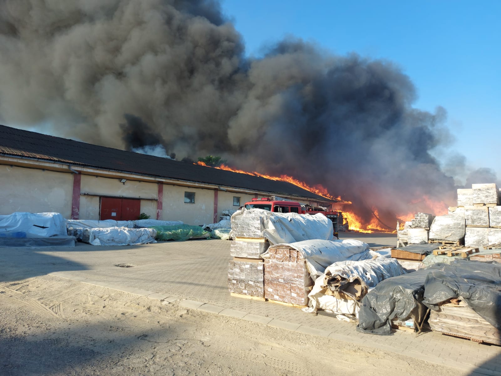 VIDEO Incendiu de proporții în zona industrială a Buzăului. Intervin pompieri din cinci județe