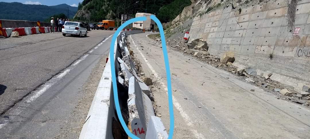 Pericol pe DN 10, în dreptul Barajului Siriu. Bucăți de stâncă stau să cadă pe carosabil