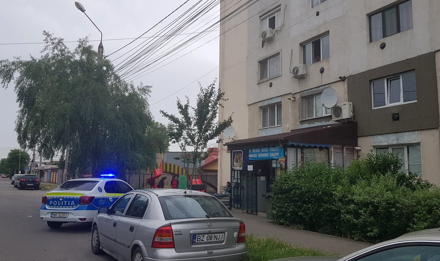 Un copil a căzut de la etaj, în Mihai Viteazul, chiar lângă părinții lui