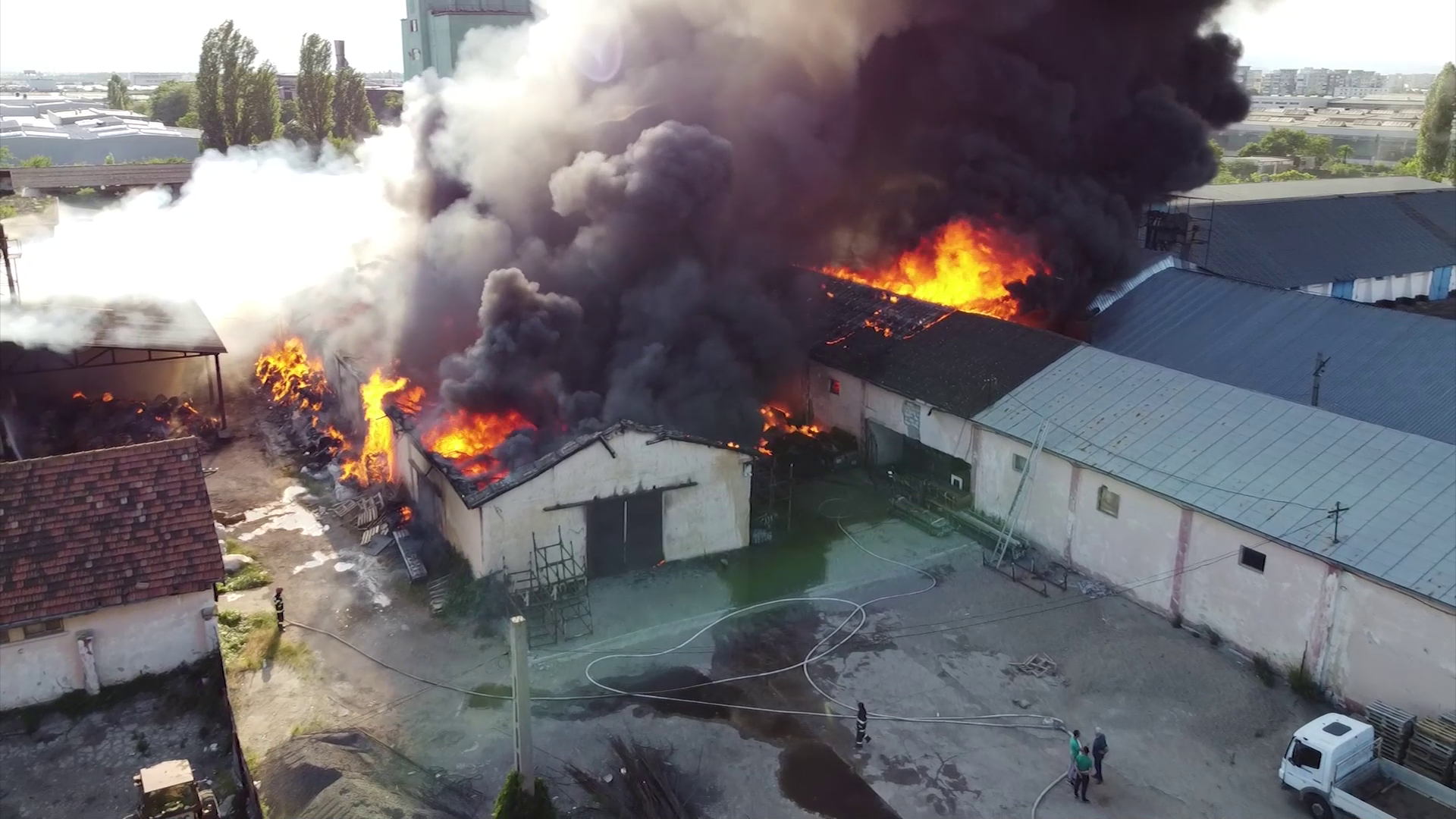 VIDEO Incendiul din Buzău a cuprins cinci hale din zona industrială. Amploarea dezastrului, surprinsă din dronă