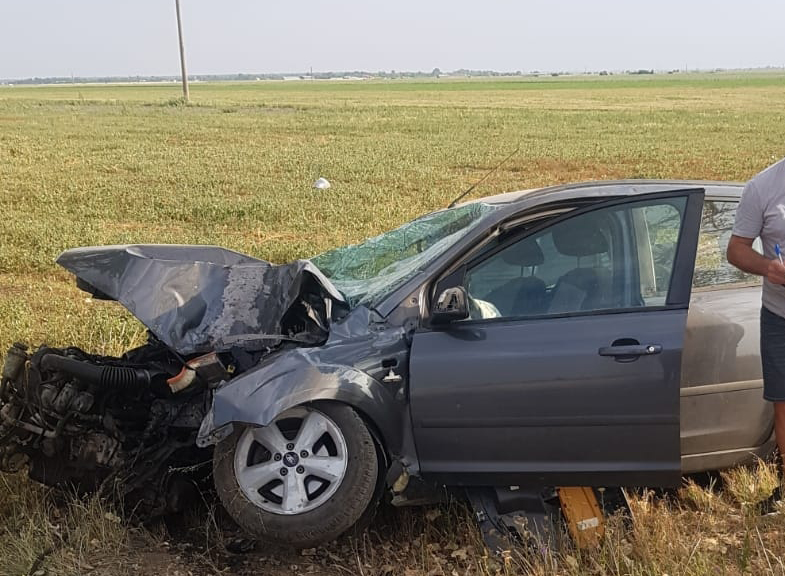 Buzoiancă rănită într-un accident produs pe DJ 203D. A intrat cu mașina într-un camion