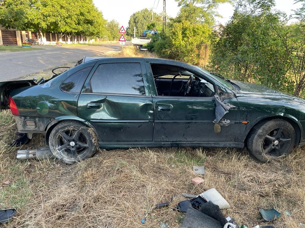 Șofer de 25 de ani, rănit după ce s-a răsturnat cu mașina