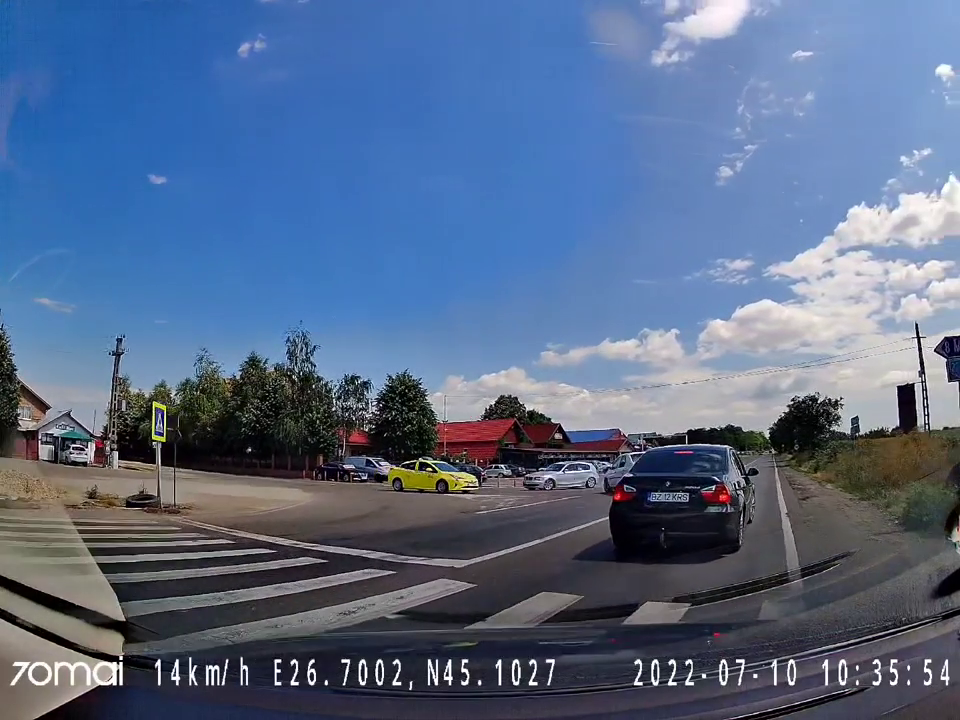 VIDEO Două mașini s-au ciocnit într-o intersecție din Buzău, din cauza unui al treilea autoturism. Șoferul vinovat, aproape să fie bătut