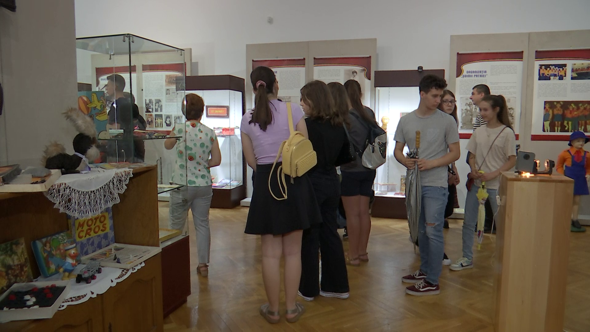 Expoziție despre comunism: ”Copilăria era mai grea pentru că nu puteai să stai pe telefon să te joci când te plictiseai”