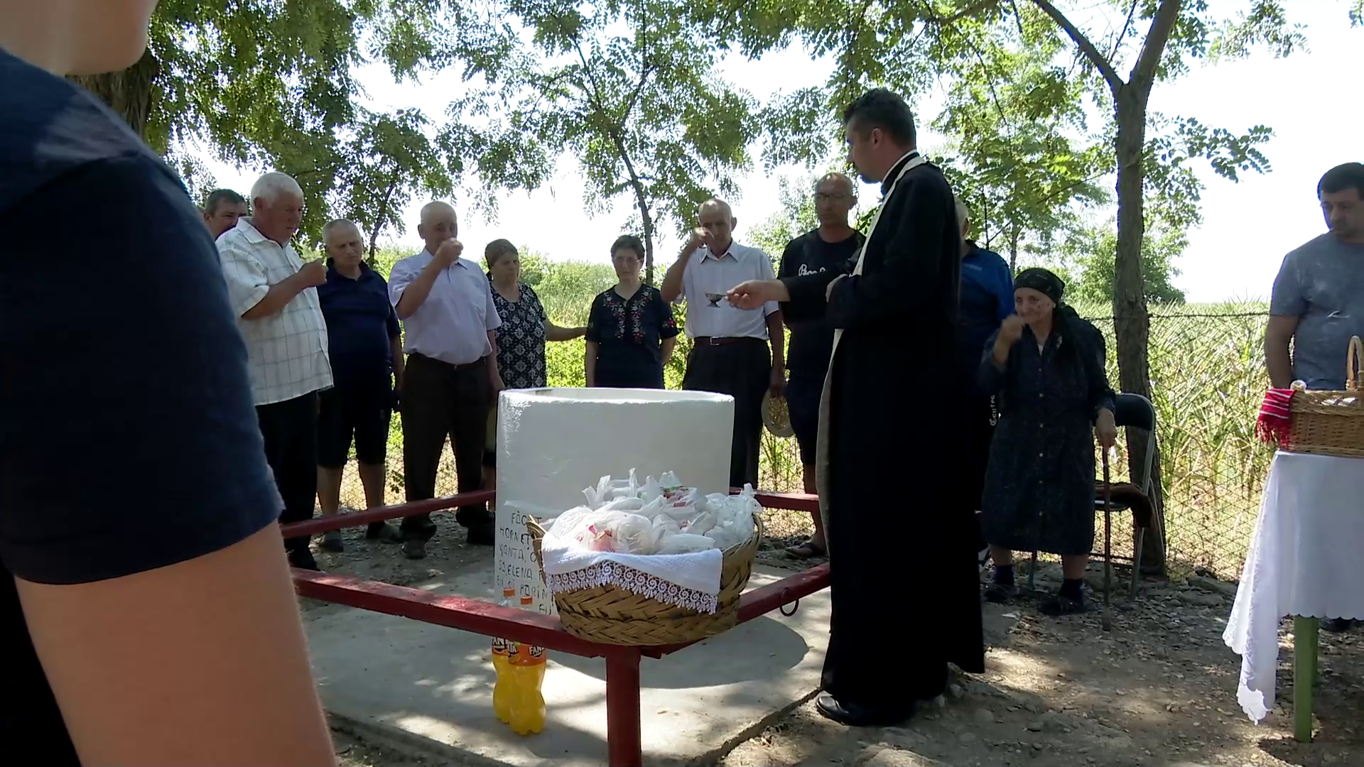 VIDEO Fântână în care a murit o bătrână, sfințită de ziua Sfântului Ilie. În vreme de secetă, este mare nevoie de apa ei
