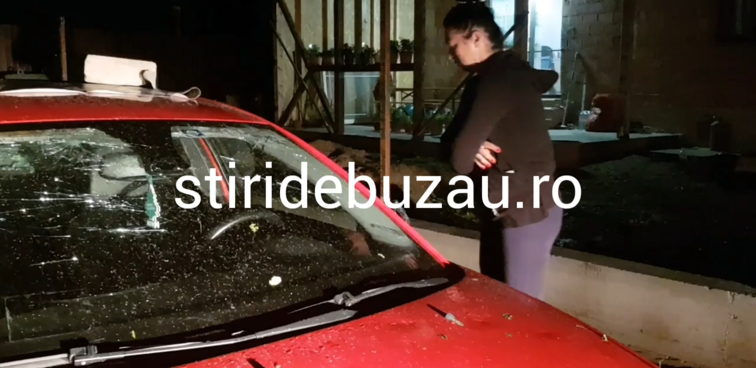 VIDEO Grindina cât oul de găină a distrus zeci de mașini la Poșta Călnău. Fenomenul i-a îngrozit pe săteni