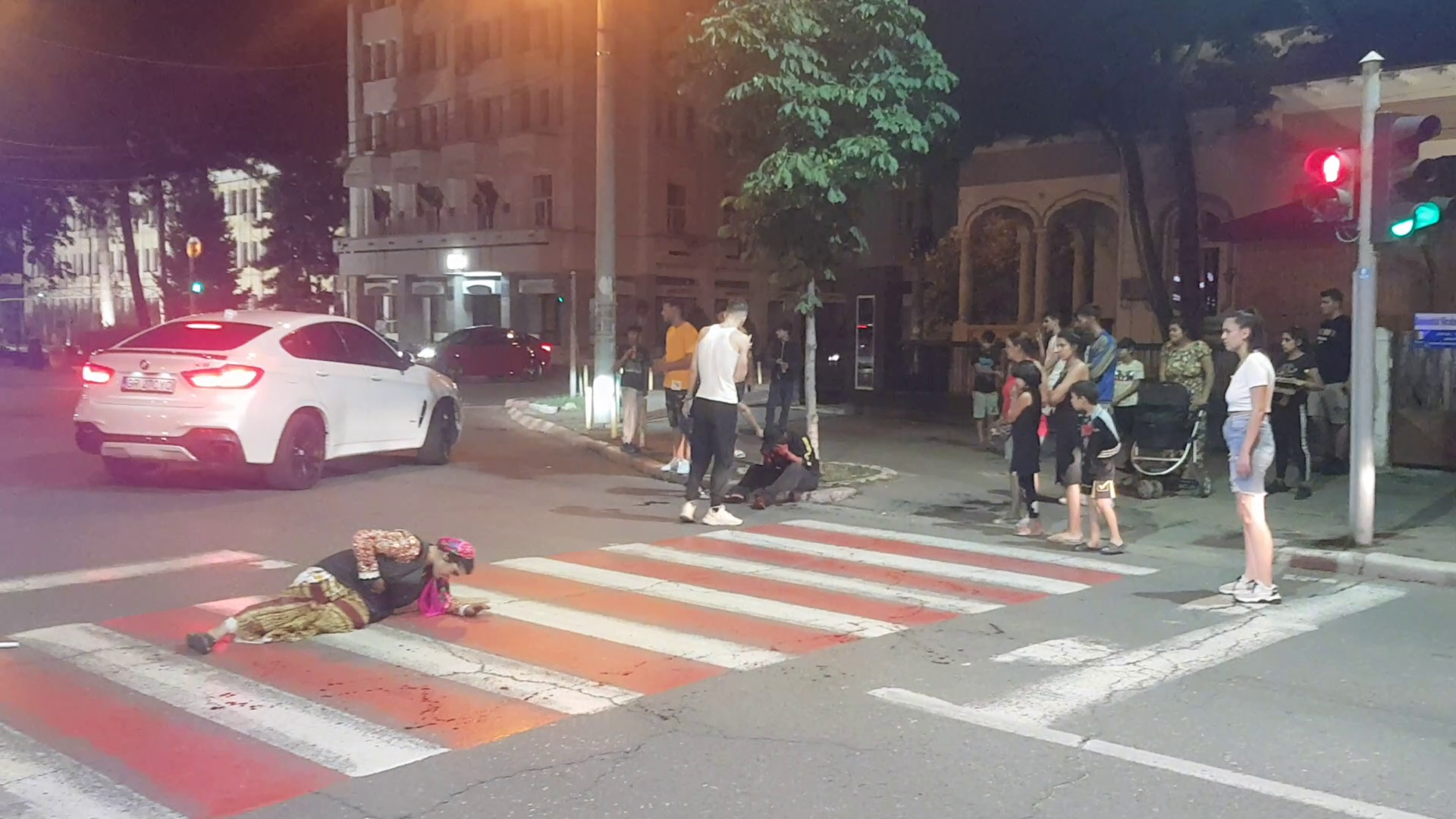 VIDEO Doi cerșetori din Buzău, atacați de indivizi violenți. Victimele reclamă că le-au fost furați toți banii adunați