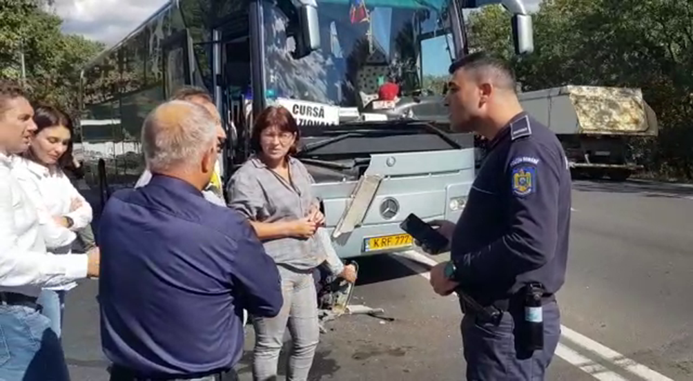 VIDEO Coliziune între un autocar și o autospecială de pompieri, la intrare în Buzău