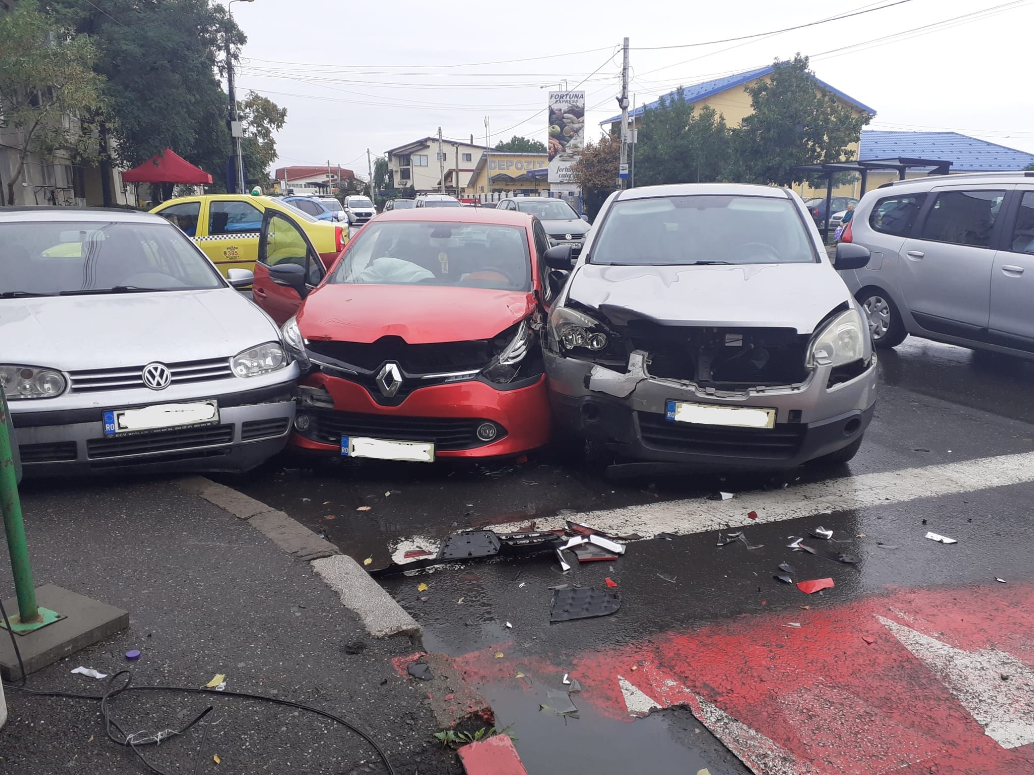Accident cu trei autoturisme, la ieșirea dintr-o parcare din Buzău