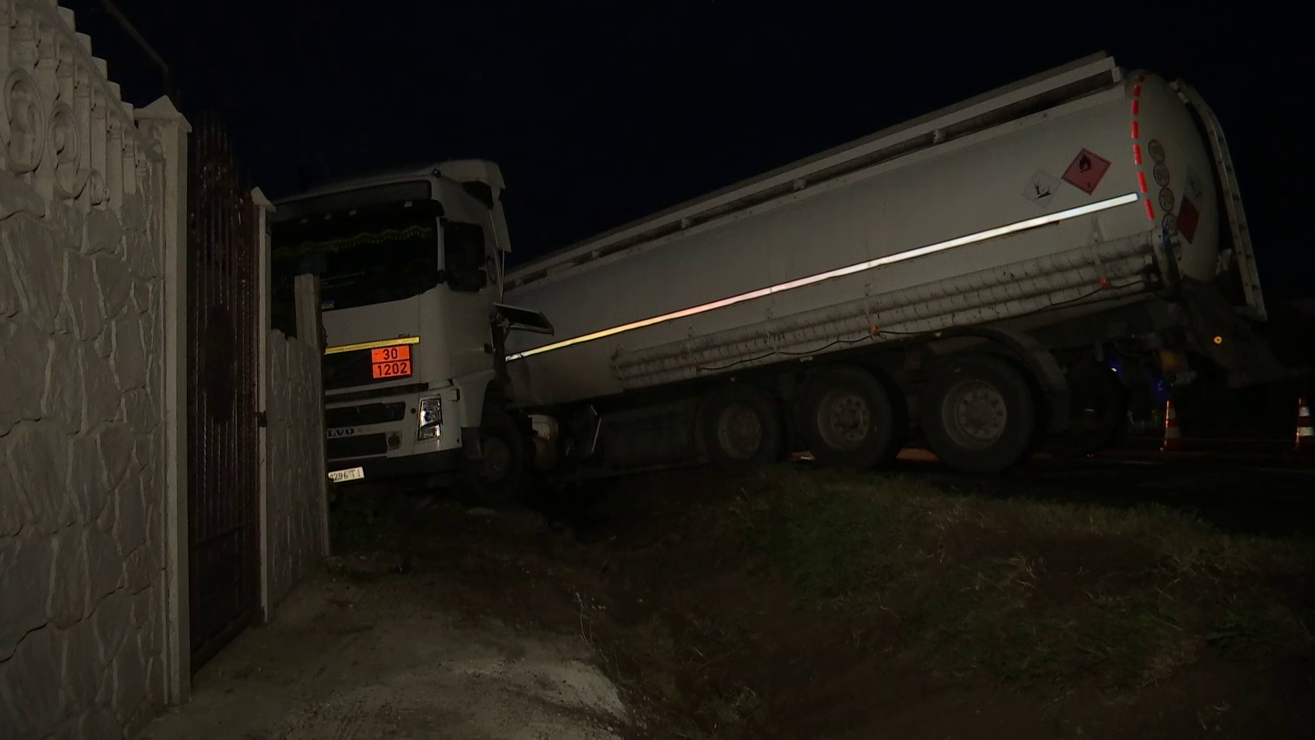 Cisternă cu motorină, din Ucraina, proptită într-un gard. Mai  multe case au fost evacuate