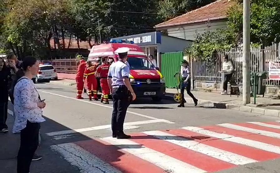 VIDEO Elev accidentat pe zebră, lângă sediul Poliției Buzău. Victima, preluată de o ambulanță SMURD