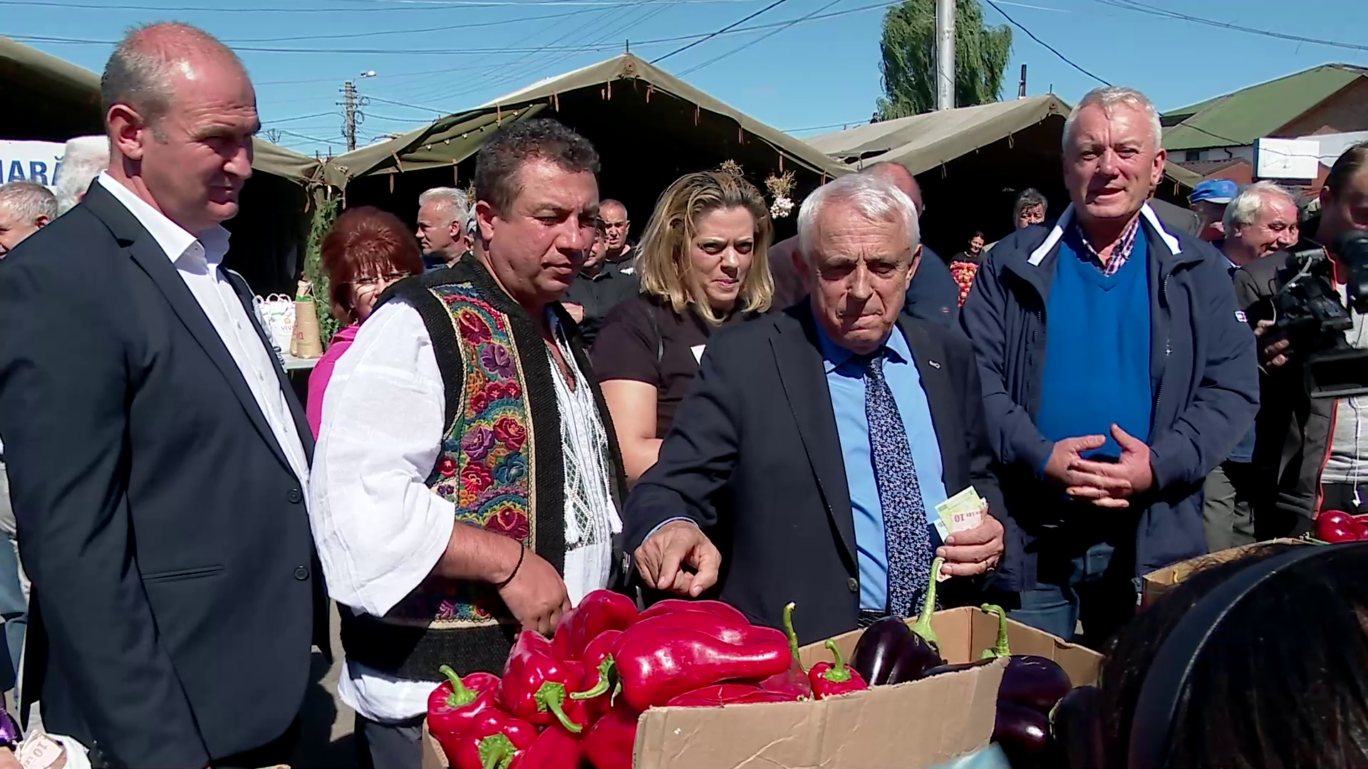 Petre Daea a cheltuit sute de lei pe bunătățile găsite la Târgul „Toamna Buzoiană”