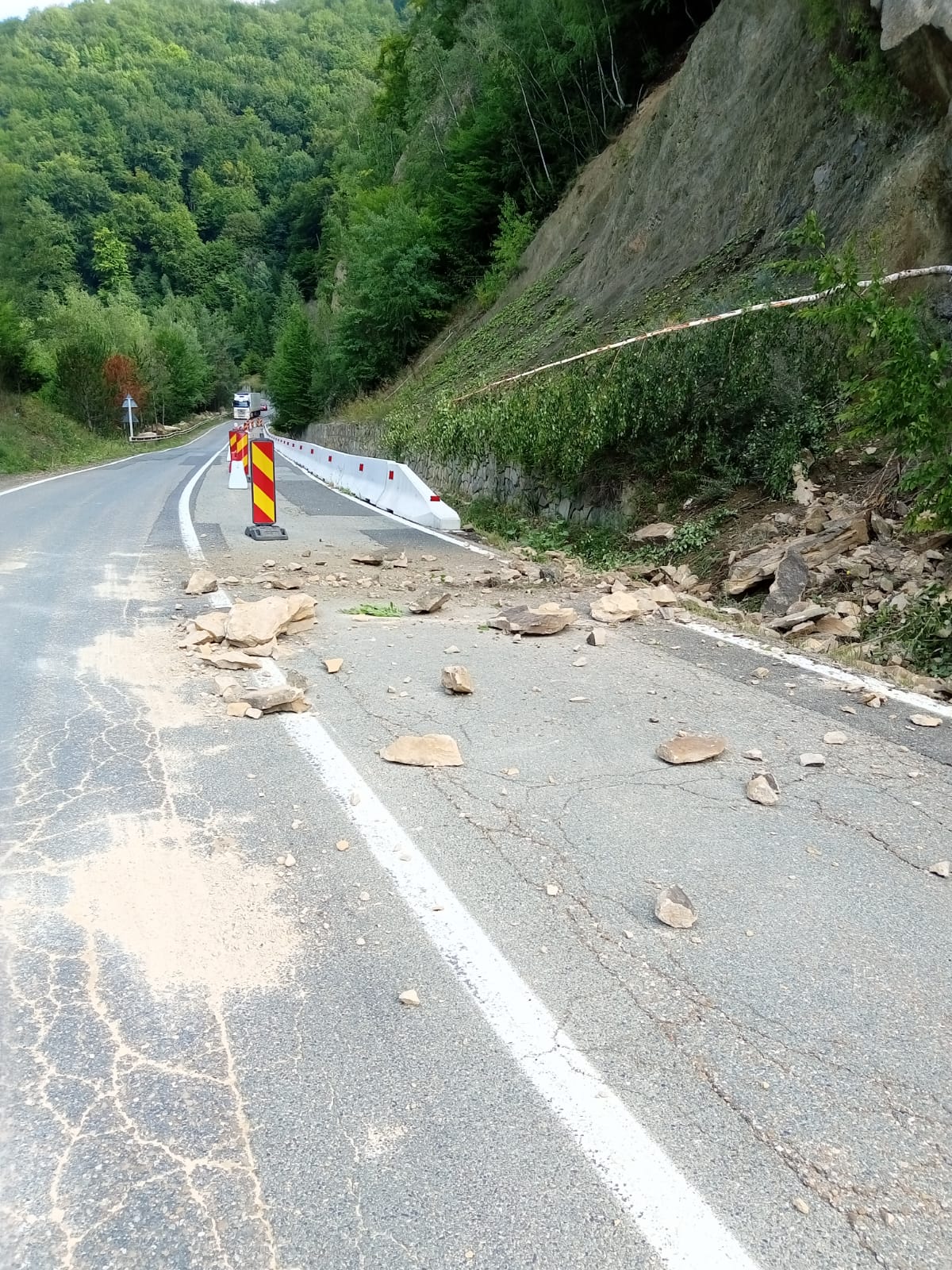 Căderile de bolovani de pe munte încurcă traficul pe DN 10