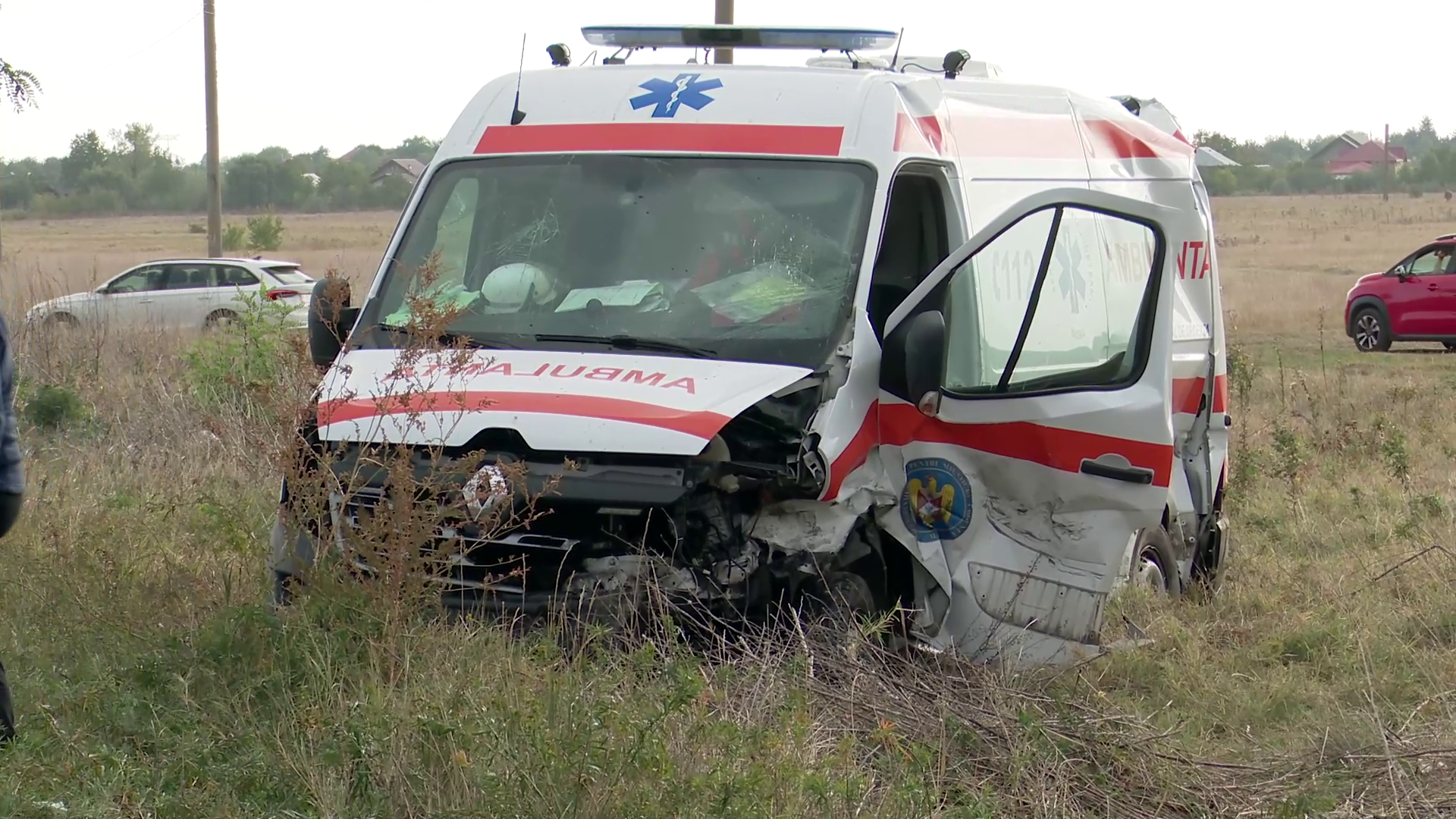 VIDEO Ambulanță implicată într-un accident soldat cu cinci răniți. Coliziunea s-a produs în Spătaru
