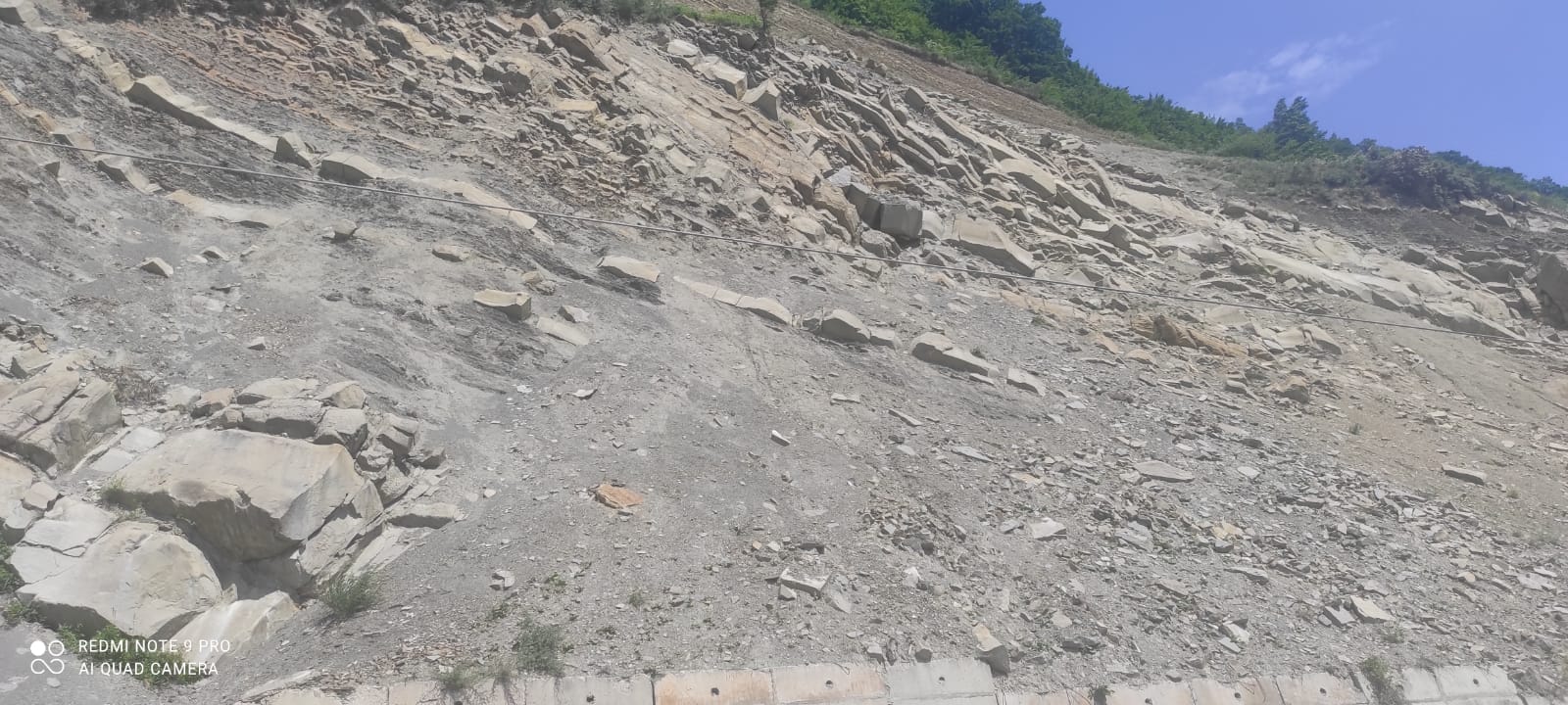 Lucrări ample pentru oprirea căderilor de bolovani pe DN 10, la Siriu