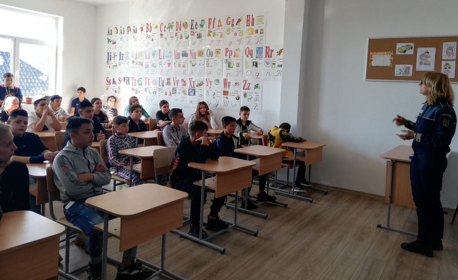 Sesiuni informative pe tema traficului de persoane, organizate în mai multe școli din Pogoanele