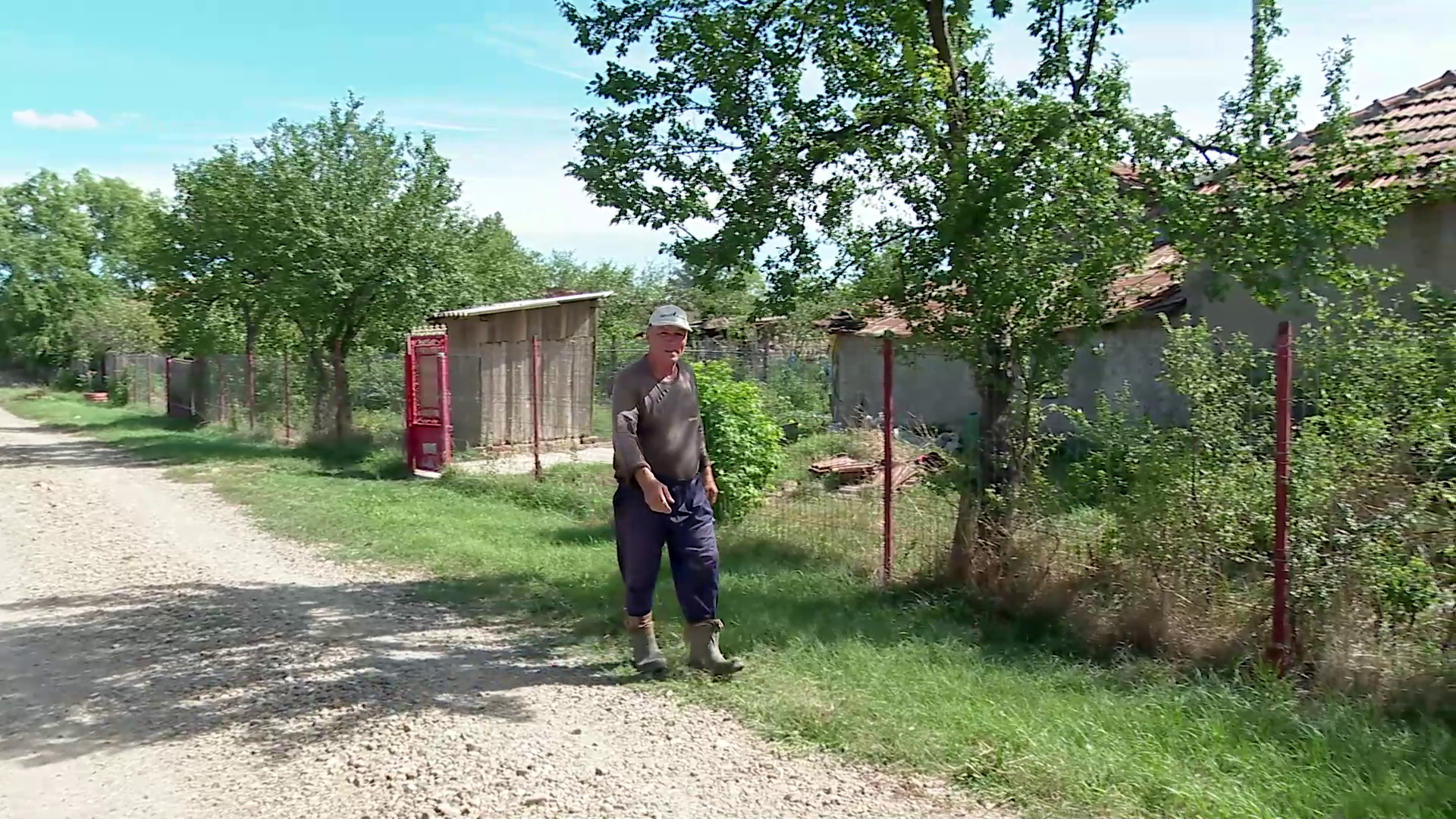 Săteni condamnați să rămână cu haznaua în curte, din cauza scumpirii materialelor de contrucție. Care este legătura