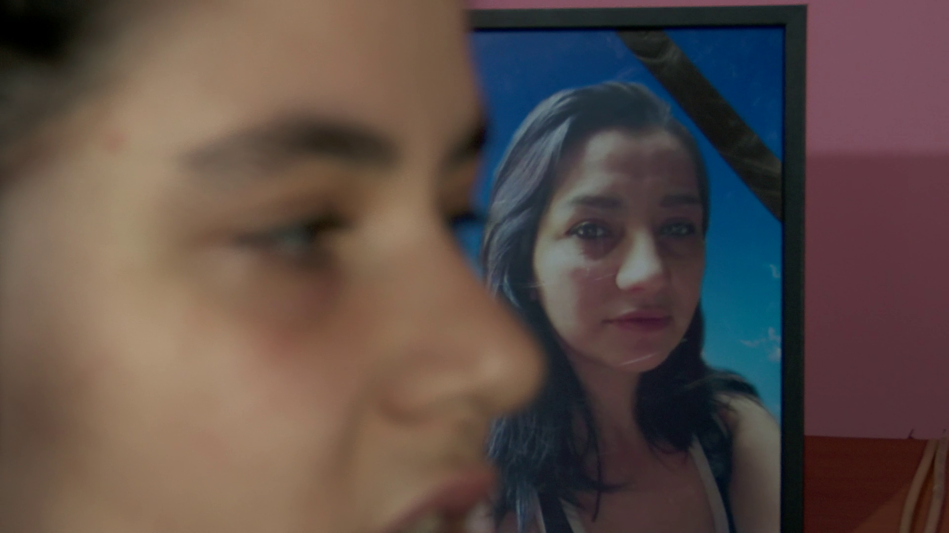 VIDEO Povestea sfâșietoare a patru frați rămași orfani de ambii părinți. Sora cea mare a preluat rolul de mamă