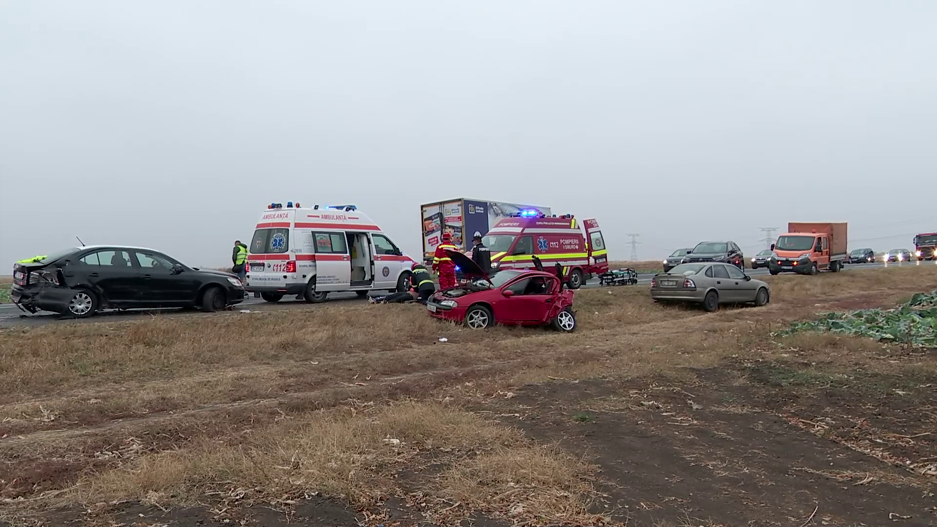 Șoferi care reparau o mașină pe marginea drumului, răniți într-un accident. Patru vehicule au fost implicate în coliziunea produsă lângă Buzău