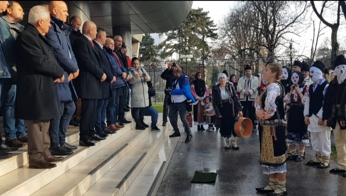 VIDEO Un alai de colindători a poposit  la Consiliul Judetean Buzău 