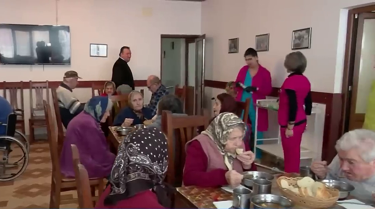 Crăciunul, motiv de nostalgie. Bătrânii din cămine deapănă amintiri ale vremurilor senine