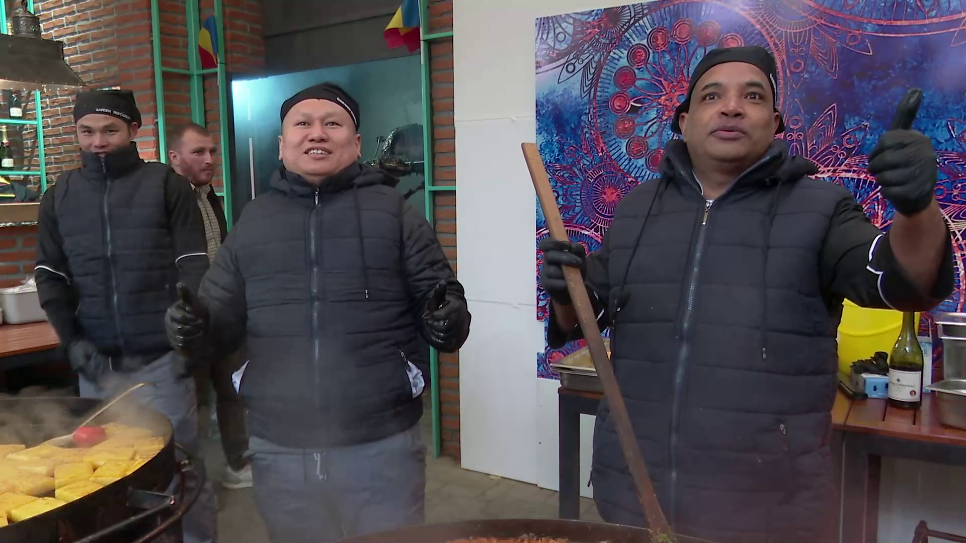 VIDEO Festin românesc pregătit de bucătarii asiatici ai unui restaurant din Buzău, de Ziua Națională