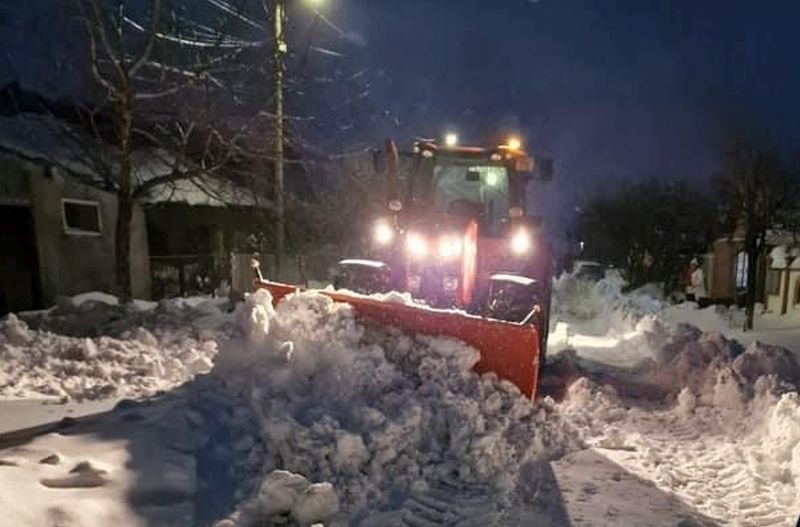 Echipajele de deszăpezire din Râmnicu Sărat rămân în stradă până duminică dimineață. Se muncește non stop de 36 de ore